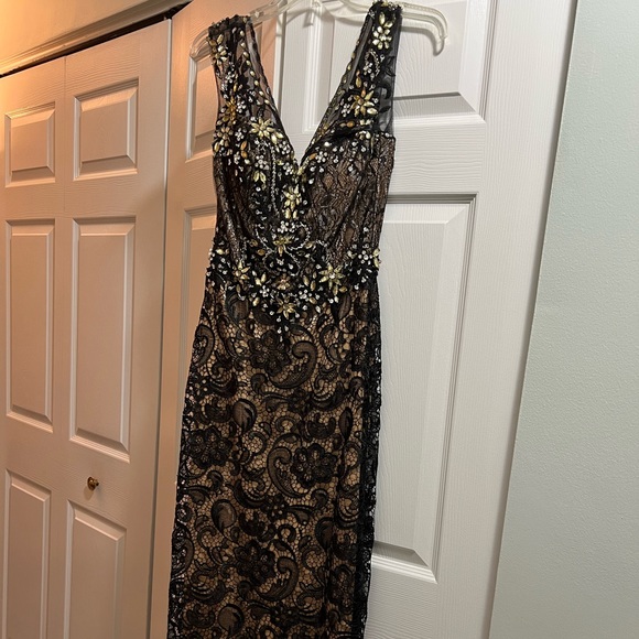 Black and gold lace gown size small. Size 4. - Picture 2 of 8